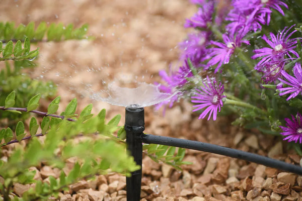 Hozelock 7041: 360° Adjustable Spray for Precise Watering.